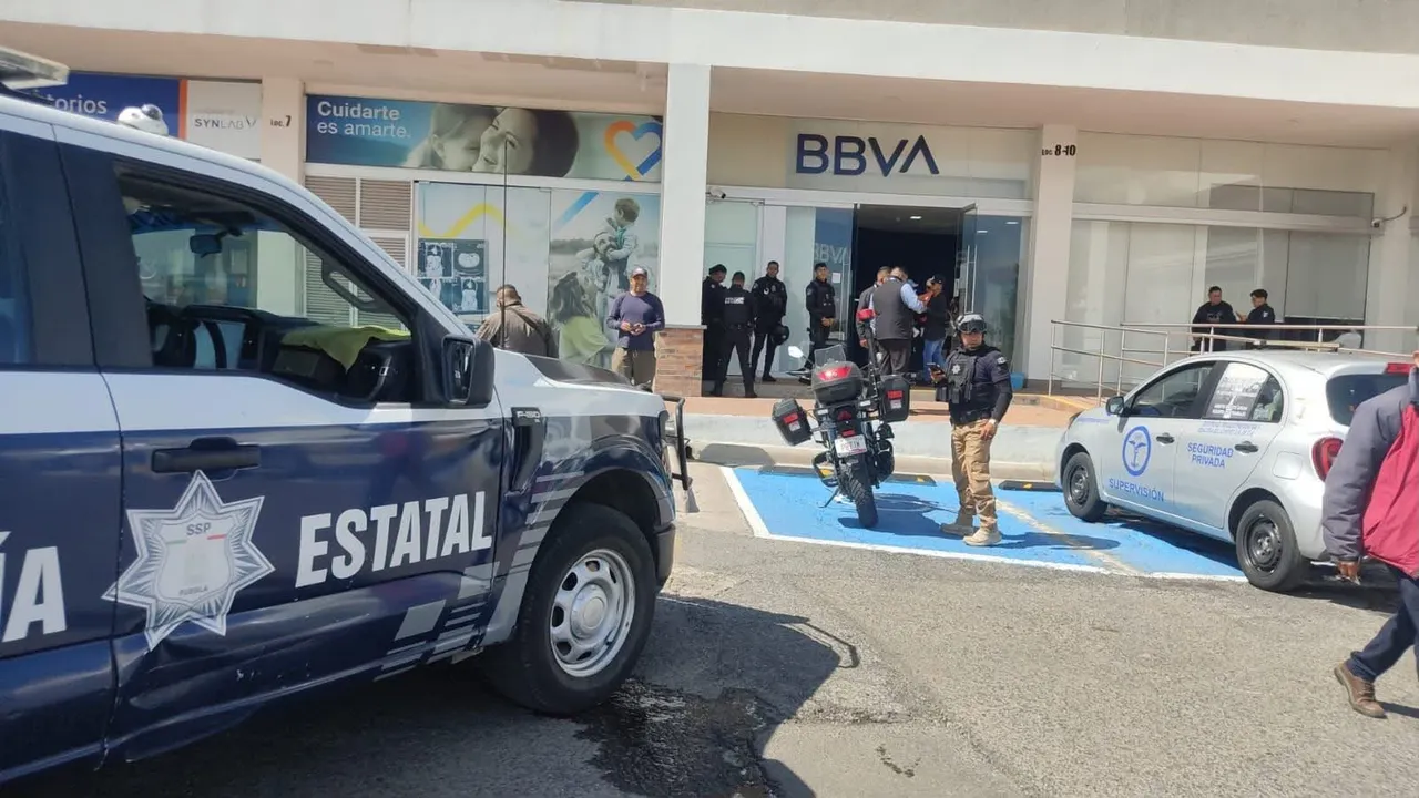 Asaltan a cuentahabiente dentro de BBVA en Plaza San Diego; le roban 700 mil pesos