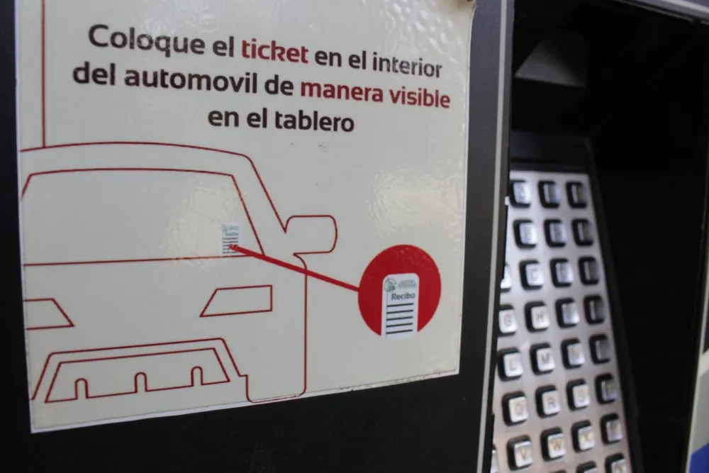 Viable cambio de esquema en cobro de parquímetros; primera hora se paga y la cuarta es gratis: Adán Domínguez