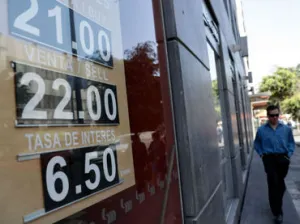 Expectativa por discurso de Trump y caída de petroprecios disparan el dólar
