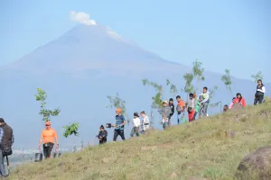 Participan cholultecas en reforestación de Cerro Zapotecas