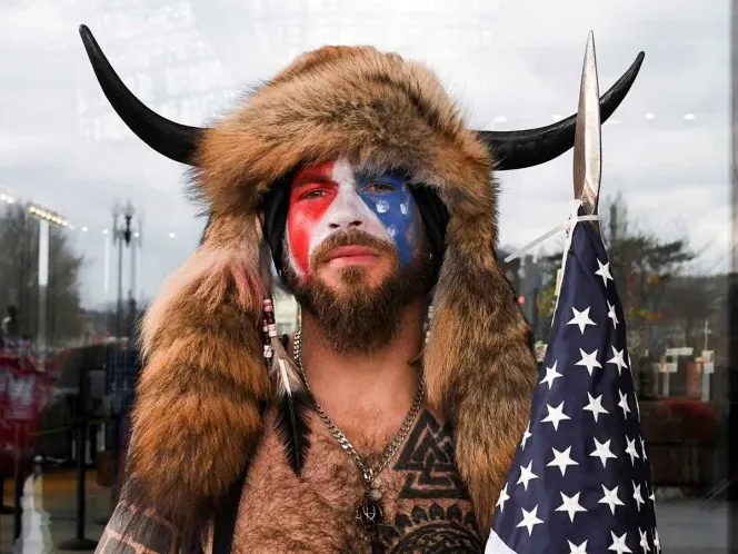 Sujeto con cuernos que invadió en Capitolio declarará contra Trump