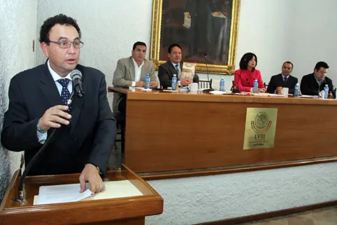 PRI exhibe corrupción de Enrique Nácer