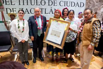 Entrega Ayuntamiento de Zacatlán titulo de la Ciudad a la presidenta de la Conapred