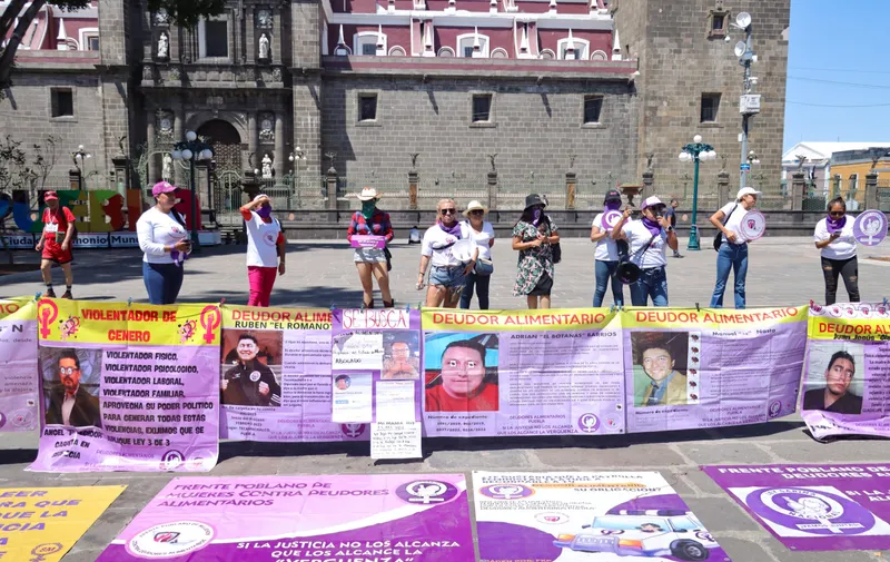 En el Día del Padre exhiben a deudores alimentarios en el Zócalo de Puebla