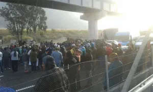 Manifestantes bloquean la autopista México-Puebla