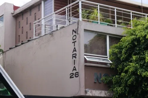 Barbosa firma revocación de 29 notarías; anuncia iniciativa de reforma a la Ley de Notariado