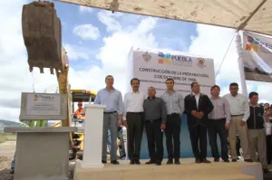 Rector y Gobernador colocan primera piedra de la Preparatoria 2 de Octubre, campus Tepeaca