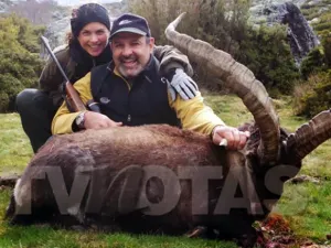 Publican indignantes fotos de Lucero posando junto a cabra muerta