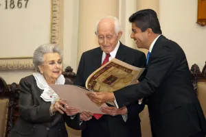 Entrega ayuntamiento Cédulas Reales a Luis H. Álvarez y a Blanca Magrassi