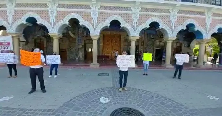 Ex trabajadores del Ayuntamiento de Tehuacán exigen su reinstalación, acusan despido injustificado