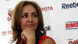 Angélica Fuentes corre a Néstor de la Torre de Chivas