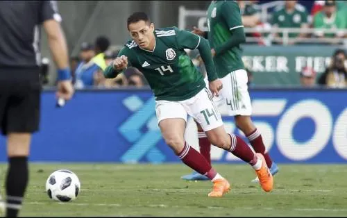 “Chicharito” explota contra usuario en Twitter: “Dejen de estar comparando”