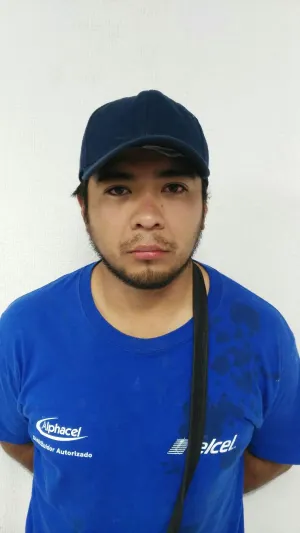 Policías aseguran a multi asaltante de tiendas Oxxo en la colonia Bugambilias