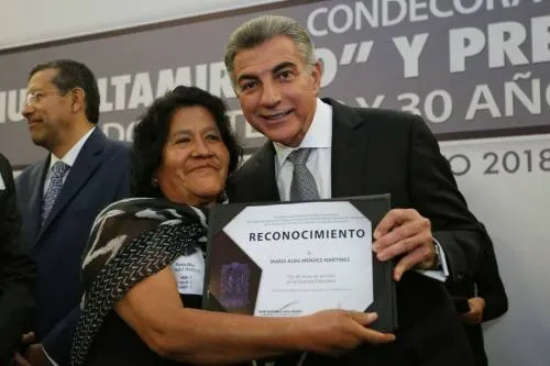 Gobierno Estatal reconoce a maestros por 40 y 30 años de servicio
