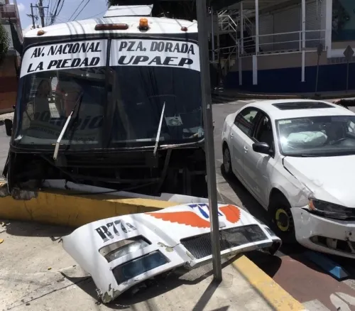 Siete personas lesionadas deja choque entre un microbús de transporte público y un auto