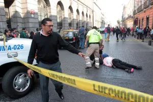 Sujeto arrolla a mujer en pleno centro; sufre heridas de consideración