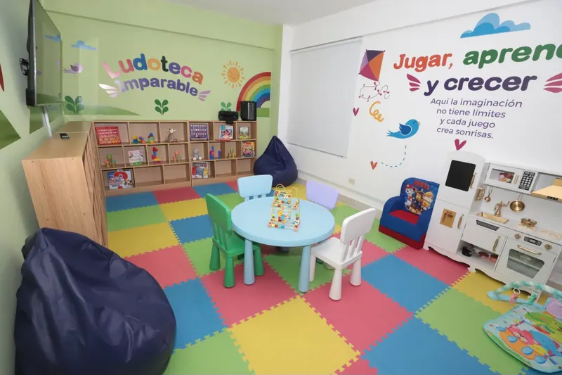 Ludoteca, sala de lactancia y espacios de atención psicológica para mujeres