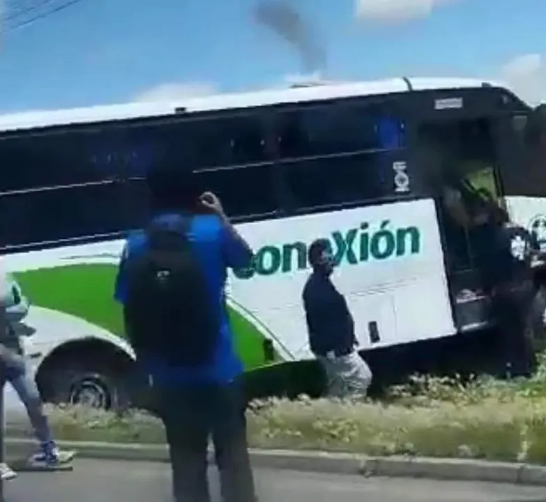 Conductor invade carril y estrella su vehículo contra autobús de pasajeros
