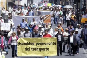 Transportistas denuncian decomiso de unidades por la ST; amenazan con plantón