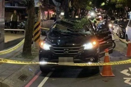 Joven cae del piso 13 de un edificio; sobrevive al impactar en techo de un vehículo