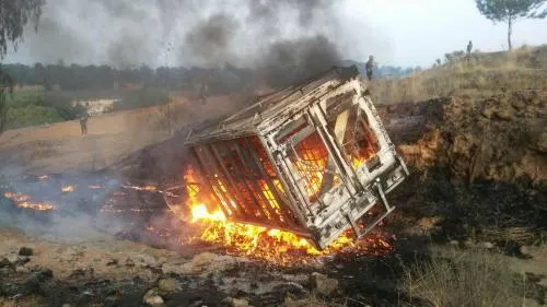 Arde camioneta con 4 bidones de combustible robado en San Cristóbal Tepatlaxco