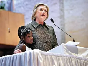 Hillary exige transparencia a Trump