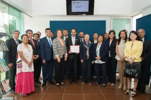 Realiza Alfonso Esparza donativo BUAP a la Cruz Roja