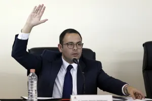 Consejero del IEE argumenta falta de autonomía para no bajarse el sueldo