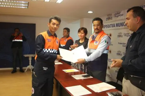 Puebla a la vanguardia, otorgan certificación a unidades especializadas de Protección Civil
