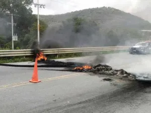 Bloquean carreteras tras operativo en Tamaulipas