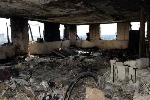 Torre incendiada en Londres estaba revestida con un material prohibido