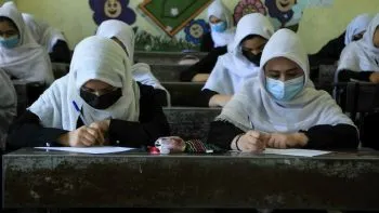 En Afganistán, Talibanes mantienen cerradas secundarias a mujeres