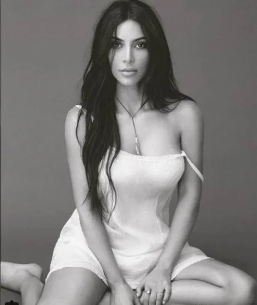 Kim Kardashian posa bañada en “glitter” y vuelve a robarse la atención