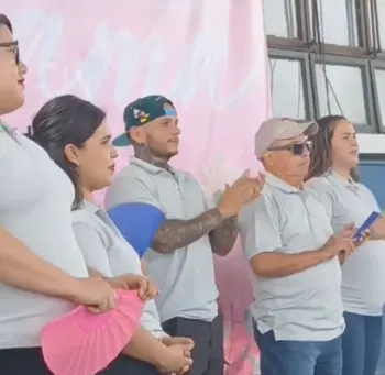 Maestro de Monterrey se hace viral por su físico y baile en festival del Día de las Madres