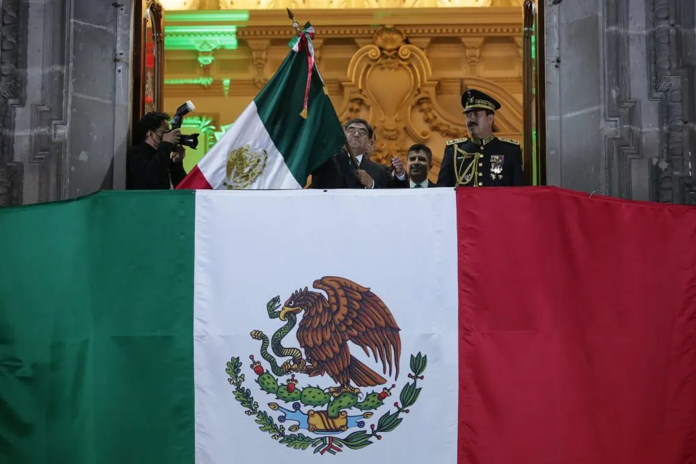 Miguel Barbosa da grito de independencia en el zócalo de Puebla