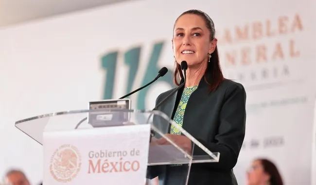 En Asamblea del IMSS, Sheinbaum anuncia sistema de salud universal y reconoce avances en Puebla