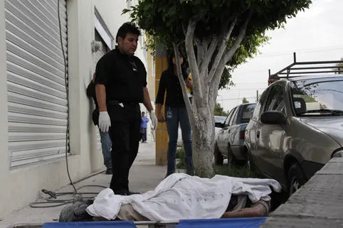 Un muerto y un lesionado al recibir descarga eléctrica