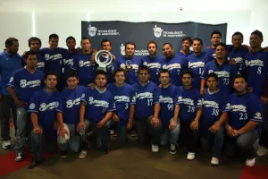 Muestran Borregos Puebla su trofeo de campeones