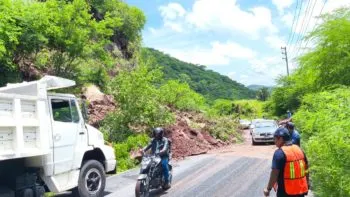 Deslaves y socavón cierran carreteras en Puebla; tránsito afectado en varias regiones