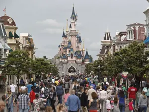 Detienen a sospechosa de planear ataque contra parque Disneyland