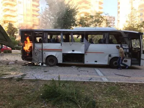 Turquía: Explosión cerca de un autobús de la Policía en Mersin