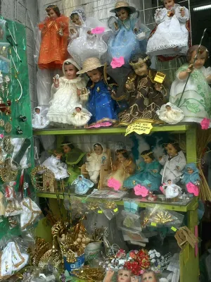 Trajes de El Chapo y Dragón Ball Z, los más extravagantes para vestir a Niños Dios
