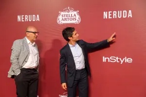 Gael García Bernal causa furor en estreno de la cinta “Neruda”
