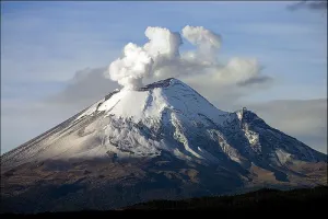 Popocatépetl emite columna de ceniza de más de cuatro kilómetros