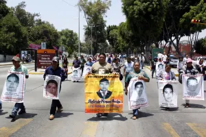 Entre consignas reclaman en marcha desaparición de normalistas