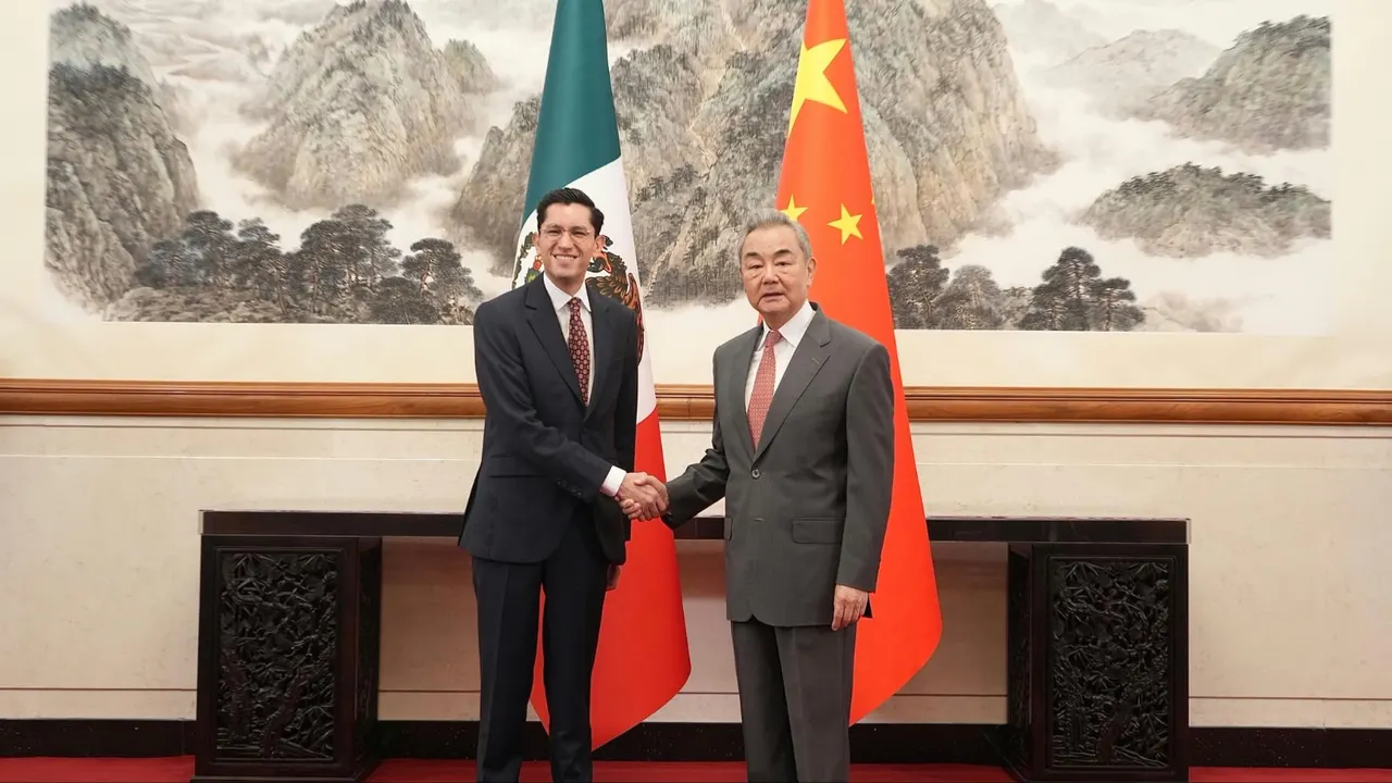 Roberto Velasco y Wang Yi