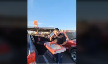 Mujer encara a revendedor de Roscas de Reyes de Costco; las compré, no me las estoy robando, argumenta