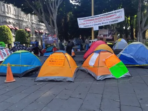 Ex trabajadores del Ayuntamiento de Puebla trasladan plantón a plancha del zócalo