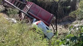 Acusan a alcalde de Tepexi de encubrir a chofer de tráiler tras choque donde murieron tres personas