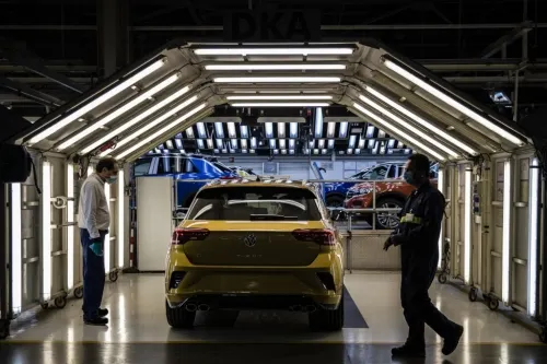 Mientras en México se prepara para reabrir, VW detiene producción en Alemania por escasa demanda